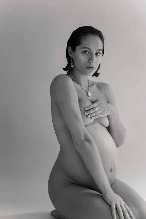Black and White Maternity Photo Shoot Ideas