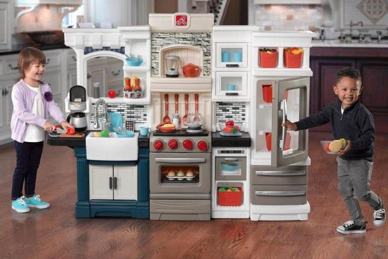 15 Best Play Kitchens For Toddlers In 2021 768x513 