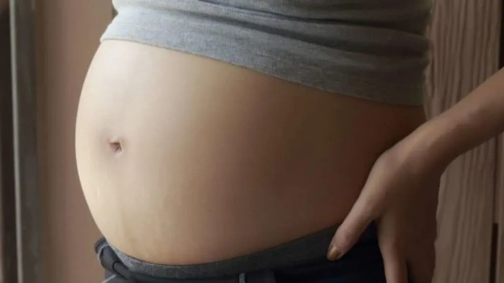 When Do You Start Showing in Pregnancy? A Month-by-Month Guide 1 First Signs of a Baby Bump When Will You Notice the Change